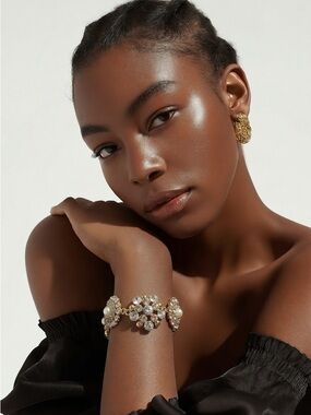 Crystal Cluster
Bracelet With Ornate Floral Shaped Links
NEW